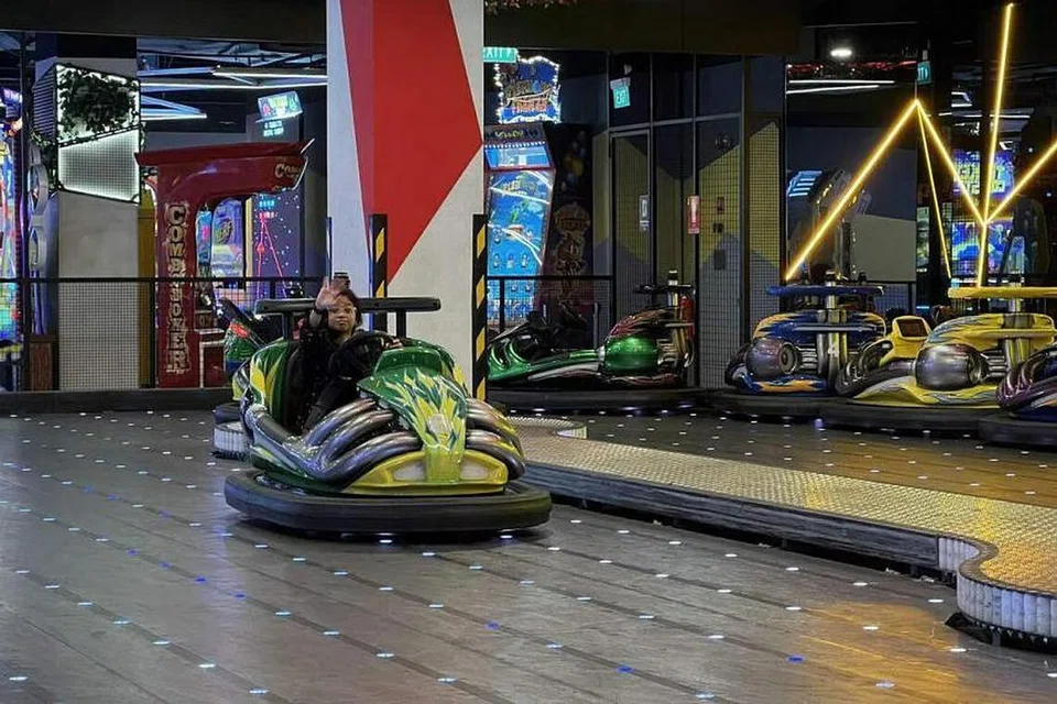 ‘DRIFT’:  Trek kereta bumper yang unik ini hanya boleh didapati di cawangan Timezone di Jurong Point sahaja.