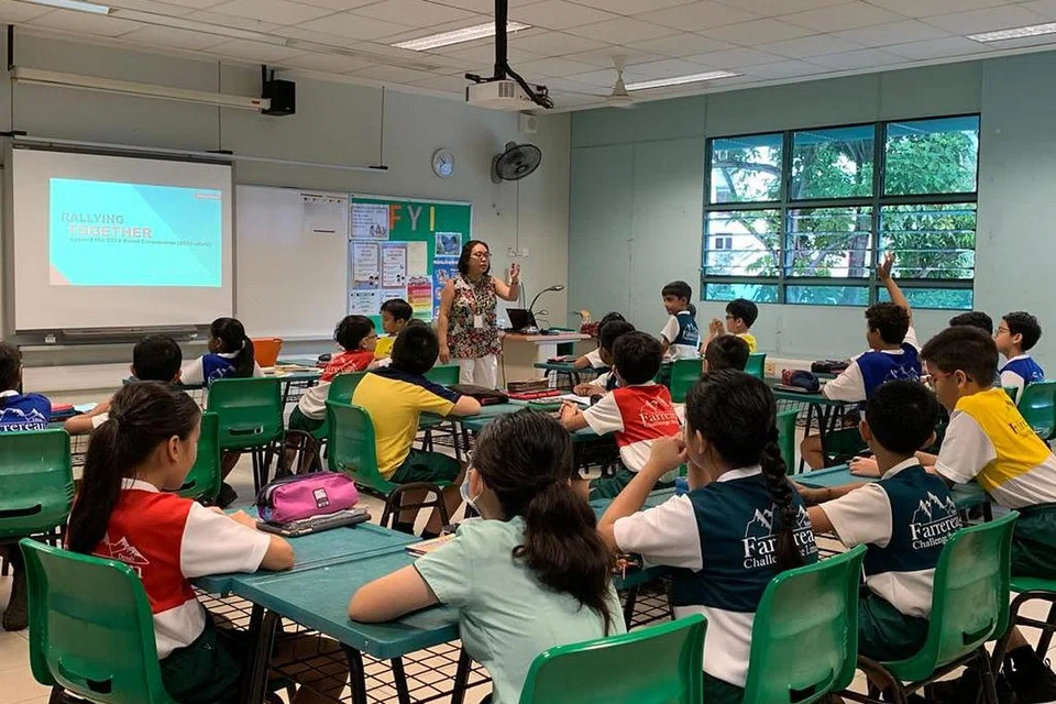 Pelajar Darjah 4 di Sekolah Rendah Farrer Park menghadiri kelas Pendidikan Perwatakan dan Kewarganegaraan (CCE) di mana guru mengajar menggunakan pakej pengajaran 'Bersatu Saling Menyokong' atau 'Rallying Together'. FOTO: NUR FATHIN AWALLUDIN