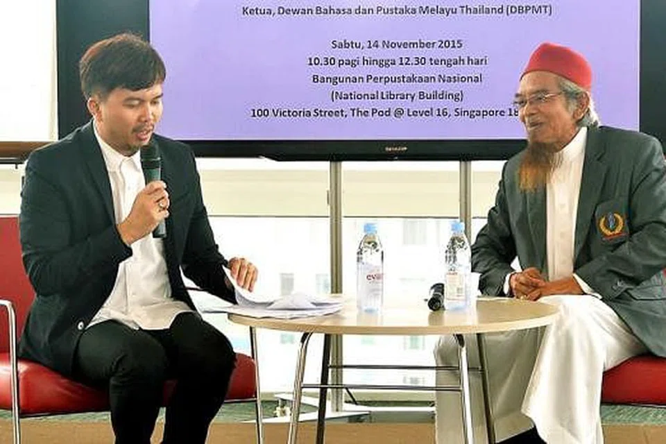 BINCANG KESUSASTERAAN KITAB: Dr Hamiding Sanor (kanan) di sesi perbincangan yang dipengerusikan Dr Azhar Ibrahim (kiri) dari Jabatan Pengajian Melayu, Universiti Nasional Singapura. - Foto KHALID BABA