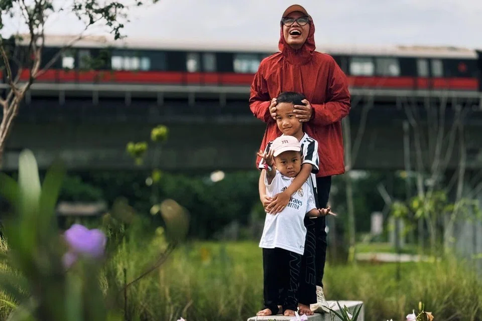 Cik Nurul Aqilah Zakaria suka membawa anak-anaknya, Adn Noah Alfi (paling depan) dan Adl Mash’al Alfi, bermain di luar rumah kerana ia memberi mereka peluang untuk meneroka dunia sekeliling.