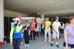 Antara cara keluarkan berpeluh ialah dengan bersenam. Namun terdapat sebab lain manusia berpeluh. Peluh, dan perkataan seertinya, keringat, juga boleh memberi gambaran tertentu. 