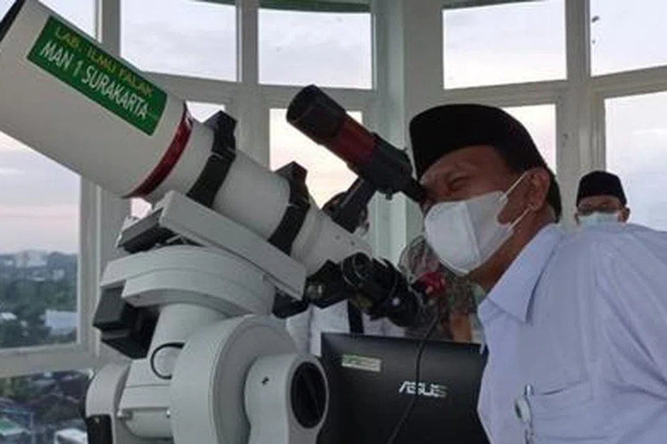 Proses penentuan anak bulan Ramadan dijalankan oleh para ulama dan ahli falak Indonesia dengan menggunakan pelbagai kaedah iaitu melalui pandangan mata kasar atau menggunakan teleskop bagi proses pengamatan anak bulan atau hilal.