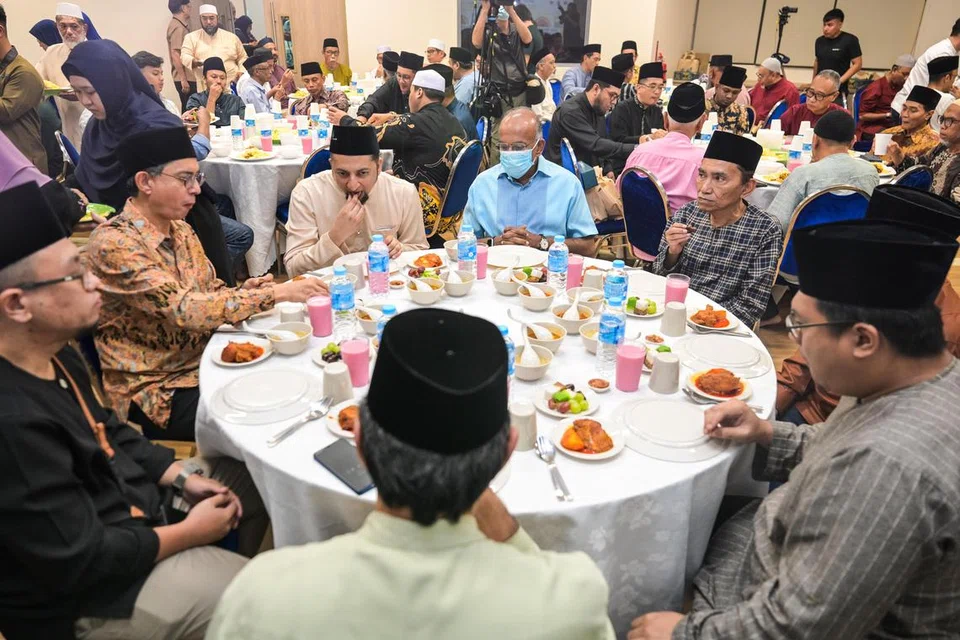 Menteri Ehwal Dalam Negeri merangkap Undang-Undang, Encik K. Shanmugam (tiga dari kanan) menghadiri majlis berbuka puasa bagi menghargai kumpulan kariah di auditorium Masjid Khalid pada 6 Mac. Bersama beliau adalah Menteri Negara Ehwal Dalam Negeri merangkap Pembangunan Negara, Profesor Madya Dr Muhammad Faishal Ibrahim (dua dari kiri); Pengerusi Masjid Khalid, Dr Mohamed Ariffin Mohamed Kawaja Kamaludin (tiga dari kiri); dan Presiden Muis, Encik Saat A. Rahman (lima dari kiri).