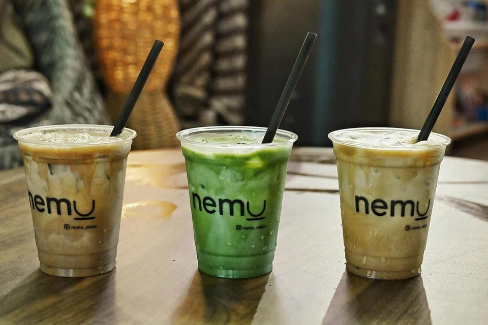 Antara minuman yang ditawarkan Nemu Senja ialah ‘Aren Latte’, yang menggunakan sirap aren (gula kabung) buatan sendiri ($5.30 untuk panas; $5.80 untuk berais); ‘Aren Matcha’, gabungan teh hijau matcha, susu oat dan susu penuh krim bersama sos aren ($6.20 untuk panas; $5.80 untuk berais); serta minuman istimewa Senja, yang menggabungkan espreso Robusta, aren, susu pekat dan susu segar ($5.50 untuk panas; $6 untuk berais). Biji kopi Nemu Senja berasal dari Sumatera dan Ijen yang terletak di Jawa Timur, serta dipanggang di Batam.
