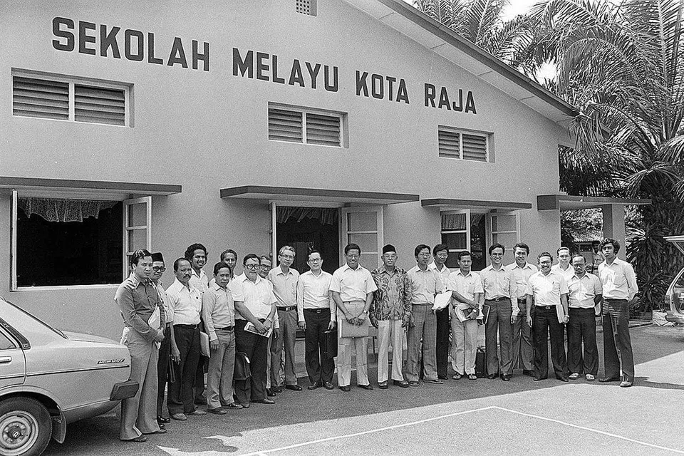 USAHA HASILKAN GANJARAN: Anggota Yayasan Mendaki semasa satu sesi bergambar di bangunan Sekolah Melayu Kota Raja yang disewanya semasa zaman perintisnya. - Foto fail