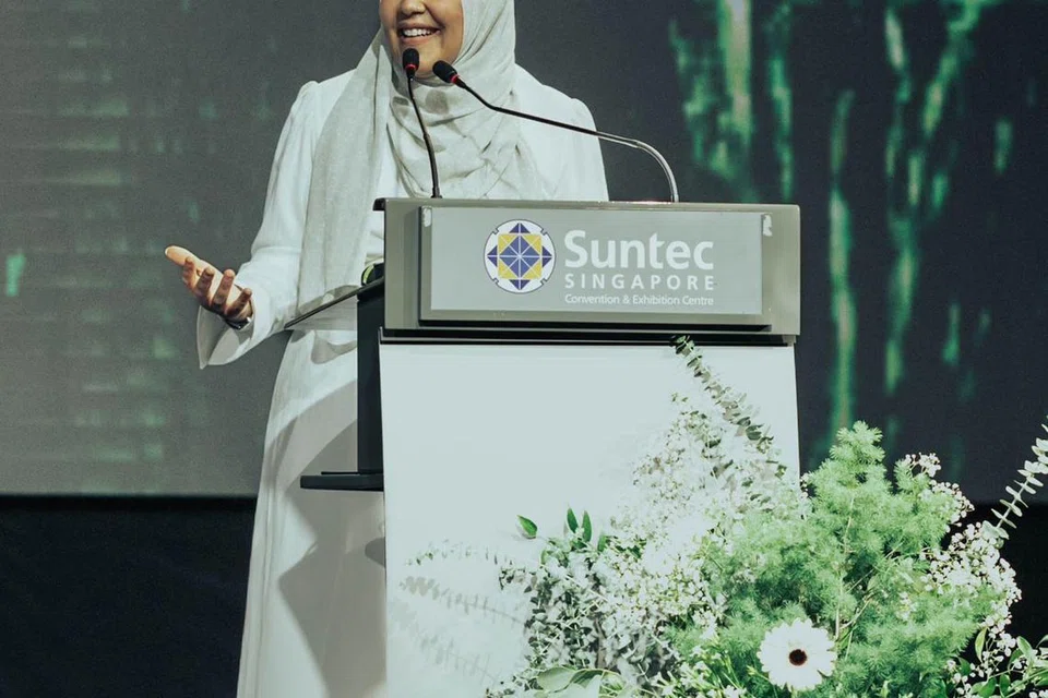 BICARA EMOSI: Cik Yasmin Mogahed semasa mengendalikan ceramah di Suntec City, Singapura.