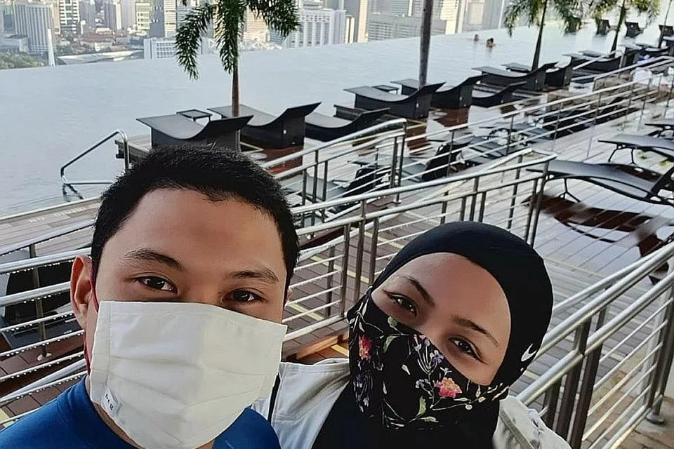 SANTAI DALAM NEGARA: Meskipun proses 'check-in' di hotel memakan masa, namun, Cik Amirah dan Encik Sazali berasa lega dapat bersantai 'bercuti' di dalam persekitaran yang selamat dan mengesyorkan keluarga lain untuk ikut mencubanya. - Foto ihsan NURUL AMIRAH ZUBIR