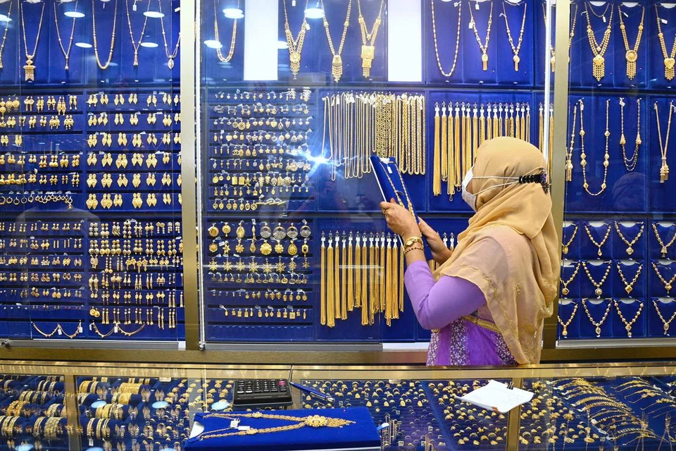 BELI EMAS: Emas, termasuk barang kemas, dianggap sebagai aset yang bernilai dan boleh memberi kelegaan pada masa kewangan sukar.  