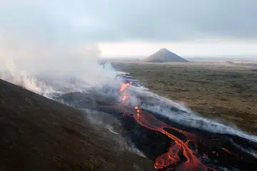 ASAP MELUAP: Foto yang diambil pada Isnin menunjukkan asap berkepul-kepul daripada lahar yang mengalir semasa letusan gunung berapi di Litli Hrutur, barat daya Reykjavik di Iceland.  