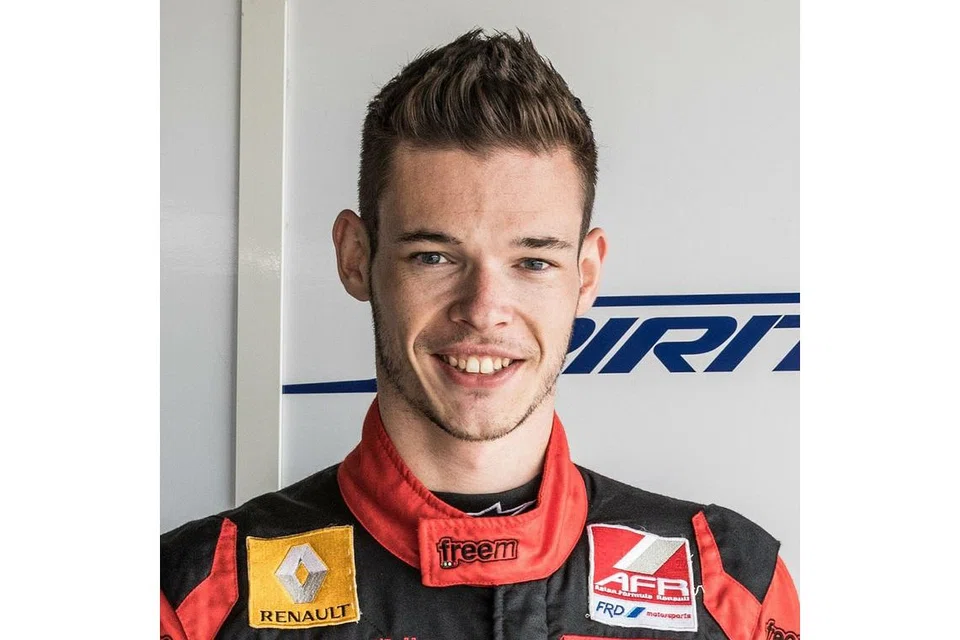 Dan Wells (atas), jurulatih-pemandu bersama pasukan BlackArt Racing yang membimbing Daim.