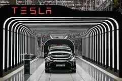 Tesla telah mengumumkan mereka akan mengurangkan tenaga kerja globalnya lebih 10 peratus.