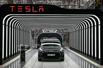 Tesla telah mengumumkan mereka akan mengurangkan tenaga kerja globalnya lebih 10 peratus.
