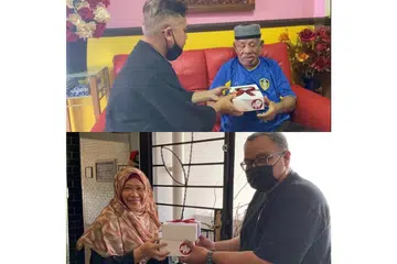 HARGAI AKTIVIS MAPAN: (Foto atas) Naib Presiden Sriwana, Encik Fauzi Anwar, berkunjung ke rumah pelawak Mahadi Shor manakala (foto bawah) anggota Sriwana, Encik Masrudin Mahkerawi pula ke kediaman pelakon dan mantan penari, Junainah Jumari, dengan sajian pulut kuning dan telur. Mahadi dan Junainah yang menghiasi kaca televisyen merupakan mantan aktivis Sriwana. - Foto SRIWANA