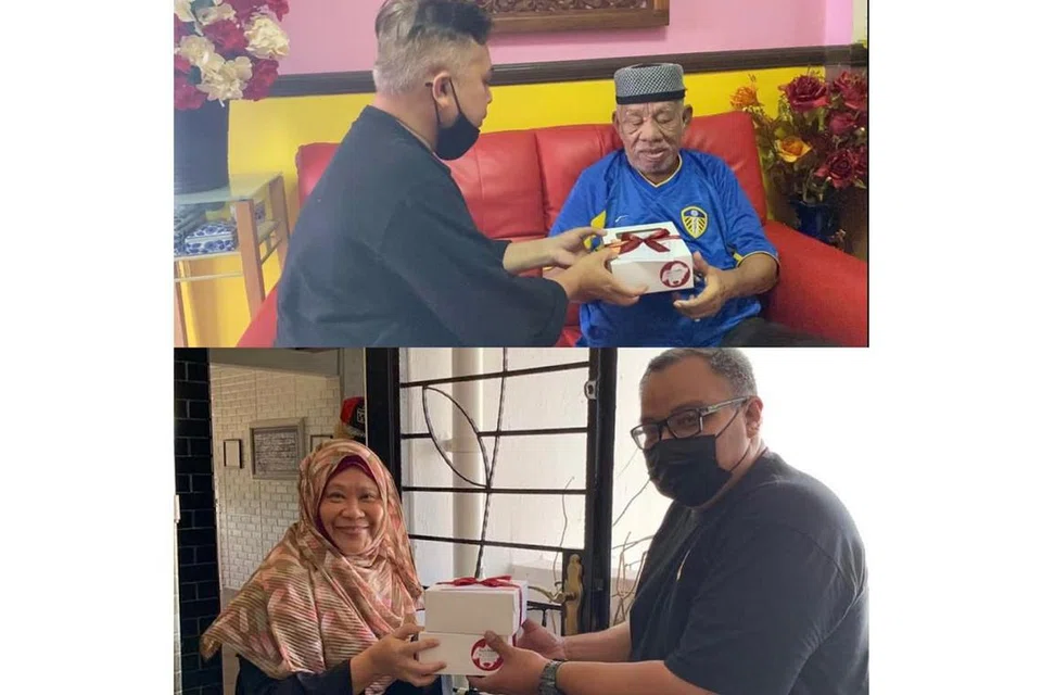 HARGAI AKTIVIS MAPAN: (Foto atas) Naib Presiden Sriwana, Encik Fauzi Anwar, berkunjung ke rumah pelawak Mahadi Shor manakala (foto bawah) anggota Sriwana, Encik Masrudin Mahkerawi pula ke kediaman pelakon dan mantan penari, Junainah Jumari, dengan sajian pulut kuning dan telur. Mahadi dan Junainah yang menghiasi kaca televisyen merupakan mantan aktivis Sriwana. - Foto SRIWANA