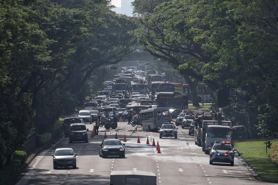 Keadaan lalu-lintas kelihatan sesak di Bukit Timah Road akibat satu kemalangan melibatkan sebuah bas sekolah dan sebuah kereta.