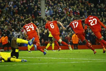 Dejan Lovren merai gol keempat Liverpool yang dijaringkannya bersama rakan sepasukan. 