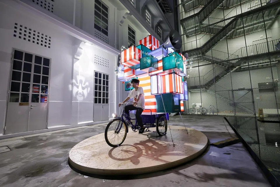 ‘Opera In Motion’, salah satu persembahan seni pemasangan di Pesta Malam Singapura 2024.