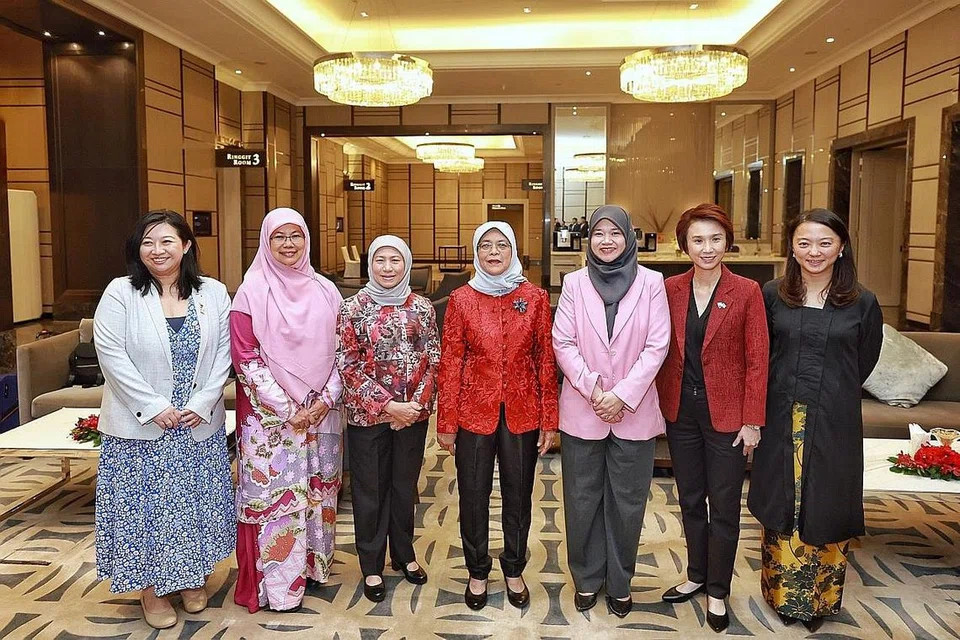 PERBINCANGAN PEMIMPIN WANITA: Presiden Halimah Yacob bertemu empat pemimpin wanita Malaysia - Dr Rosni Adam dan Dato' Sri Nancy Shukri (dua dan tiga dari kiri), serta Cik Hannah Yeoh dan Cik Fadhlina Sidek (kanan dan tiga dari kanan). Turut menyertai perbincangan tersebut ialah Cik Low Yen Ling (dua dari kanan) dan Cik Yeo Wan Ling (kiri). - Foto-foto ST 