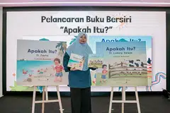 HARGAI MAKLUM BALAS IBU BAPA: Cik Fadhilah juga ambil kira maklum balas ibu bapa dalam penghasilan buku-buku ini. - Foto POPPET'S WORLD PTE LTD