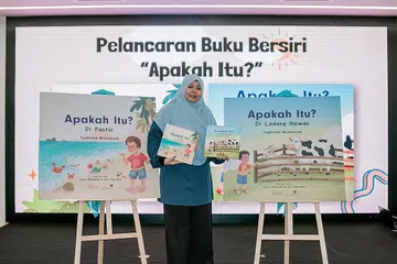 HARGAI MAKLUM BALAS IBU BAPA: Cik Fadhilah juga ambil kira maklum balas ibu bapa dalam penghasilan buku-buku ini. - Foto POPPET'S WORLD PTE LTD
