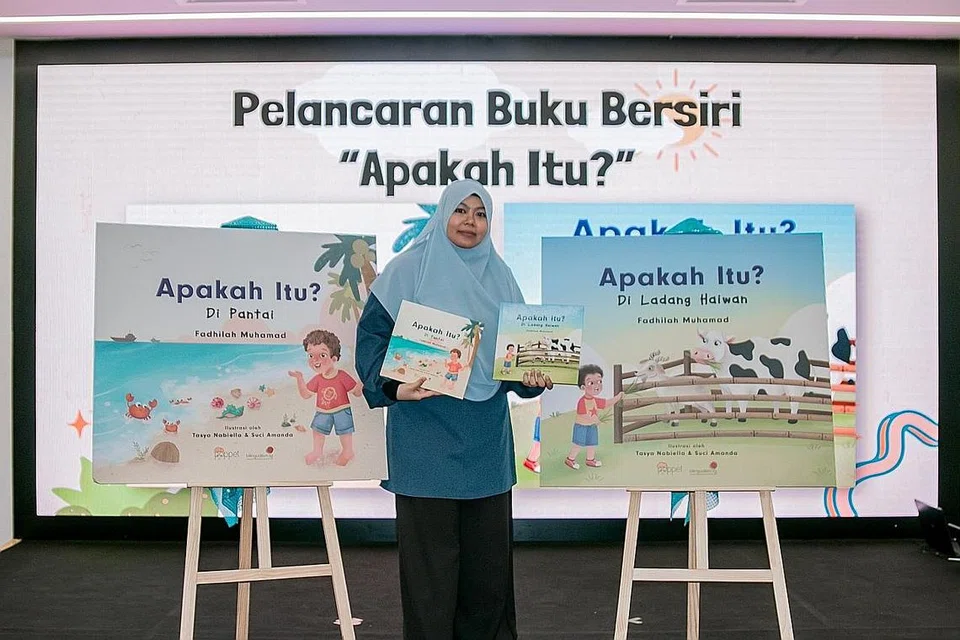 HARGAI MAKLUM BALAS IBU BAPA: Cik Fadhilah juga ambil kira maklum balas ibu bapa dalam penghasilan buku-buku ini. - Foto POPPET'S WORLD PTE LTD