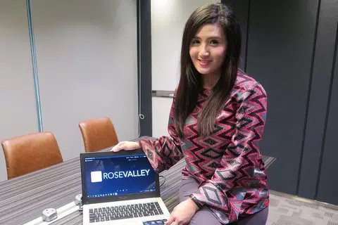 NIAGA DALAM TALIAN: Cik Nur Dian Mohammad Rasid, yang telah melancarkan laman dagangan elektronik Rosevalley, mahu terus meneroka ekonomi baru dalam bidang digital yang semakin berkembang. - Foto fail