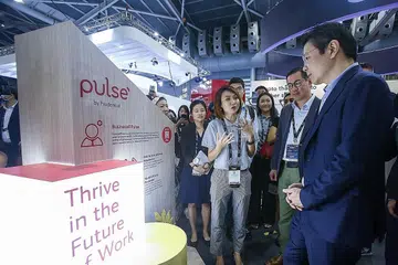 KIAN CANGGIH: Encik Wong (kanan) semasa mengunjungi beberapa reruai di Festival Fintech Singapura 2022 di Singapore Expo. - Foto ZAOBAO