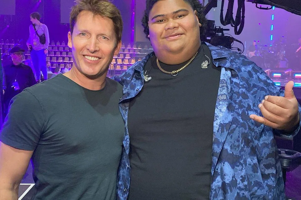 SENTUH JIWA: Persembahan lagu Monsters yang dinyanyikan oleh James Blunt (kiri) dan William Tongi di acara final American Idol baru-baru ini disebar luas oleh warganet. Lagu itu ditulis oleh Blunt untuk merakam kasih sayang terhadap bapanya. 
