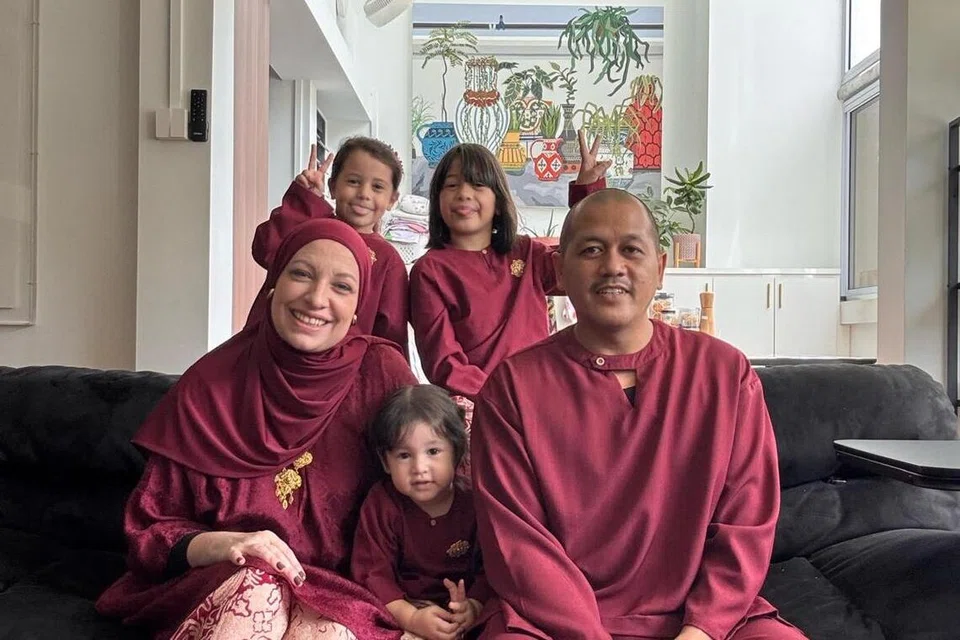 Cik Eve Sewell dan Encik Muhammad Kazly Kas Kazan dikurniakan tiga cahaya mata – (dari kiri)  Lily Muhammad Kazly, Maia Muhammad Kazly, Ava Muhammad Kazly.