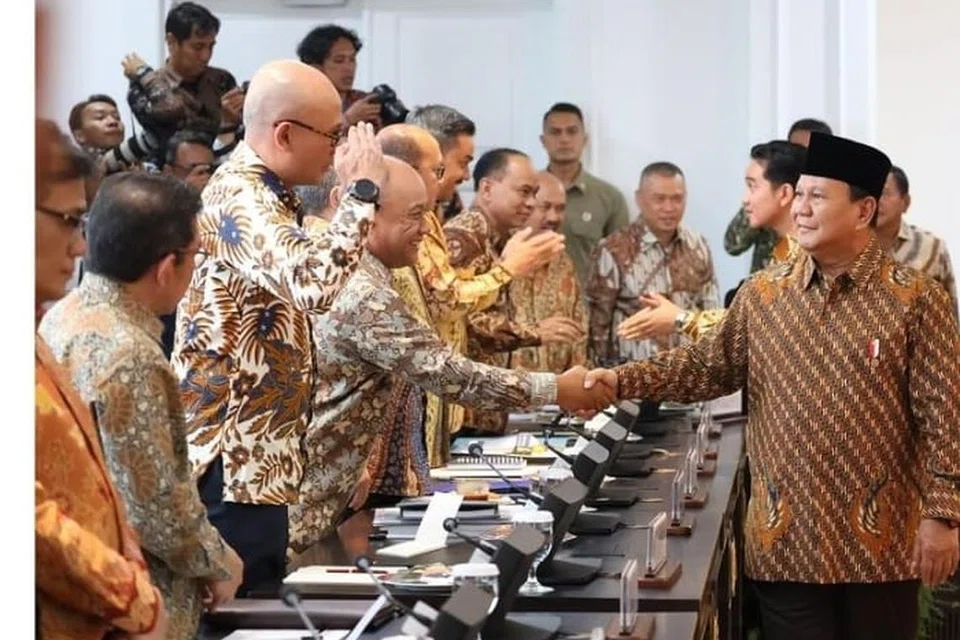 Presiden Prabowo Subianto bersalaman dengan anggota Kabinet Merah Putihnya dalam mesyuarat Kabinet pertama yang diadakan pada 23 Oktober di Istana Negara di Jakarta.