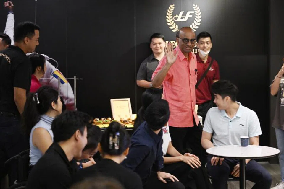 BERTEMU ATLET: Encik Tharman Shanmugaratnam berinteraksi dengan atlet tempatan di Kelab Lawan Pedang Legends di Shenton Way pada Rabu.