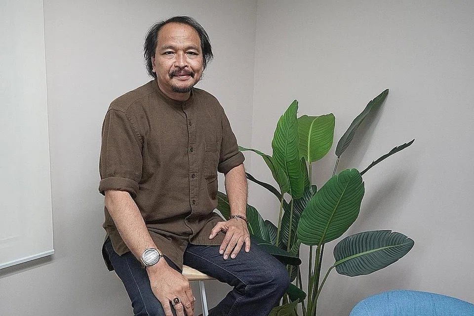 SENDIRIAN: Pelakon Azman Shariff, berkongsi pengalaman hidup terpisah daripada isterinya, Mahynis Mahfudz, sejak setahun lalu gara-gara penutupan sempadan antara Johor dan Singapura dalam rancangan The BM Show. - Foto BM oleh NUR HUMAIRA SAJAT