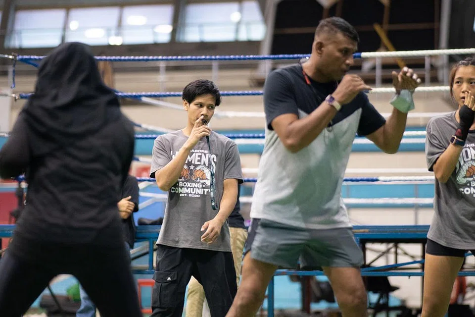 SAHUT CABARAN: Ridhwan (dua dari kiri) mengendalikan latihan sebagai jurulatih bersama pasukan nasional pada 4 Jun lalu. - Foto BM oleh SYAMIL SAPARI