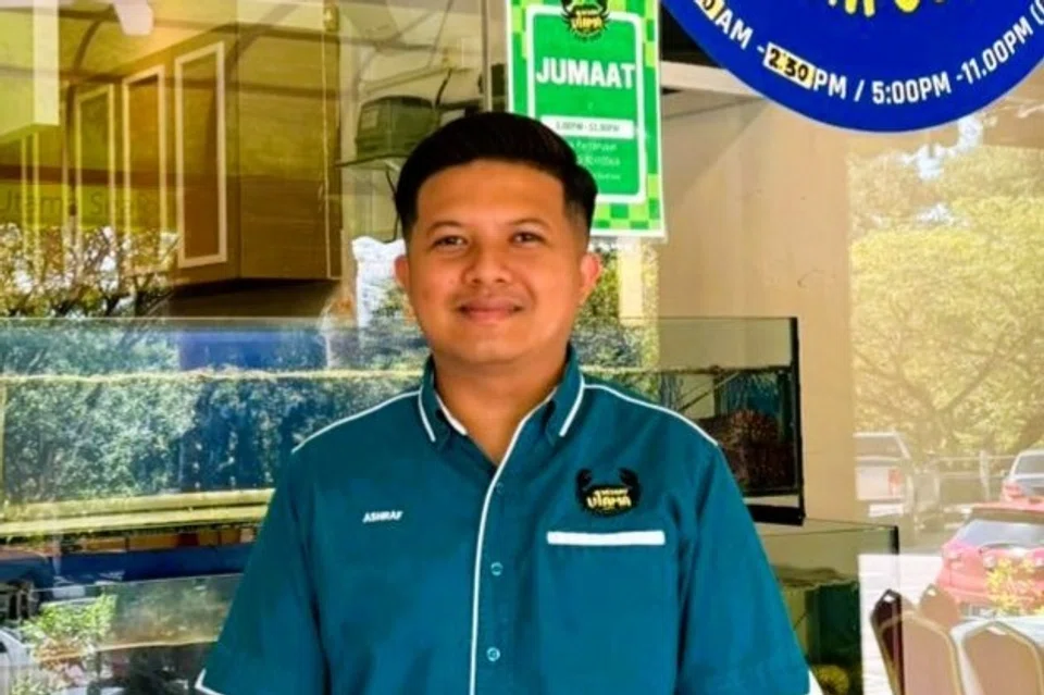 Pemilik restoran Desaru Utama Seafood, Encik Muhammad Ashraff Syahmi Rohamizan, 24 tahun, mendapati kunjungan pelanggan Singapura yang datang secara persendirian semakin berkurangan sejak Oktober 2025.