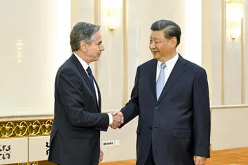 BINA HUBUNGAN: President China Xi Jinping (kanan) bersalaman dengan Setiausaha Negara Amerika Antony Blinken dalam pertemuan di China. 