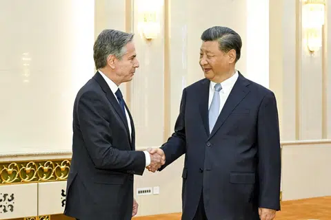 BINA HUBUNGAN: President China Xi Jinping (kanan) bersalaman dengan Setiausaha Negara Amerika Antony Blinken dalam pertemuan di China. 