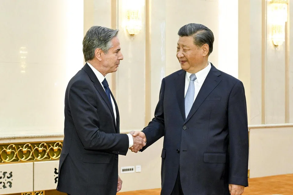BINA HUBUNGAN: President China Xi Jinping (kanan) bersalaman dengan Setiausaha Negara Amerika Antony Blinken dalam pertemuan di China. 