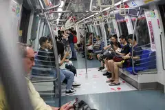 Para penumpang menaiki kereta api bertemakan Hari Kebangsaan.