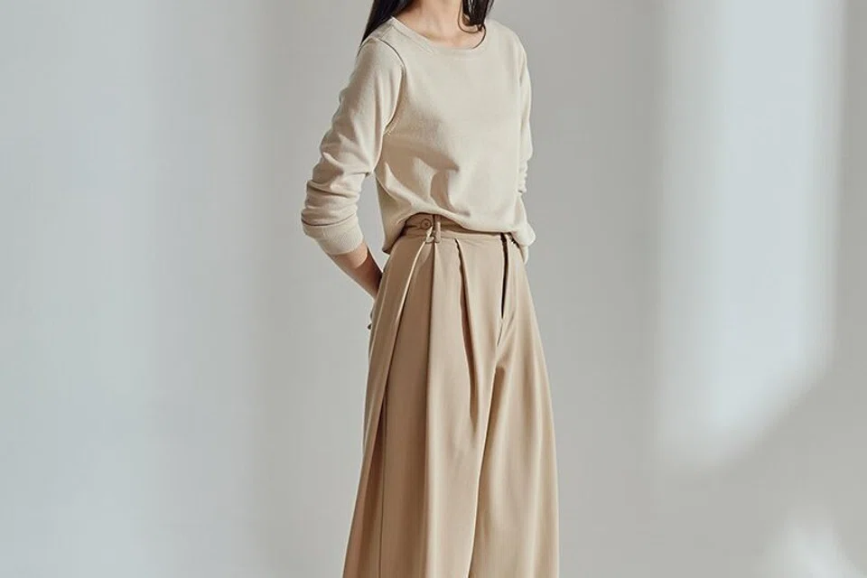 Seluar ‘Vera Pleated Wide Leg Pants’ di bawah jenama Love & Bravery, memberi nafas baru kepada potongan lebar klasik dengan sentuhan moden yang kemas dan praktikal untuk pemakaian harian. 