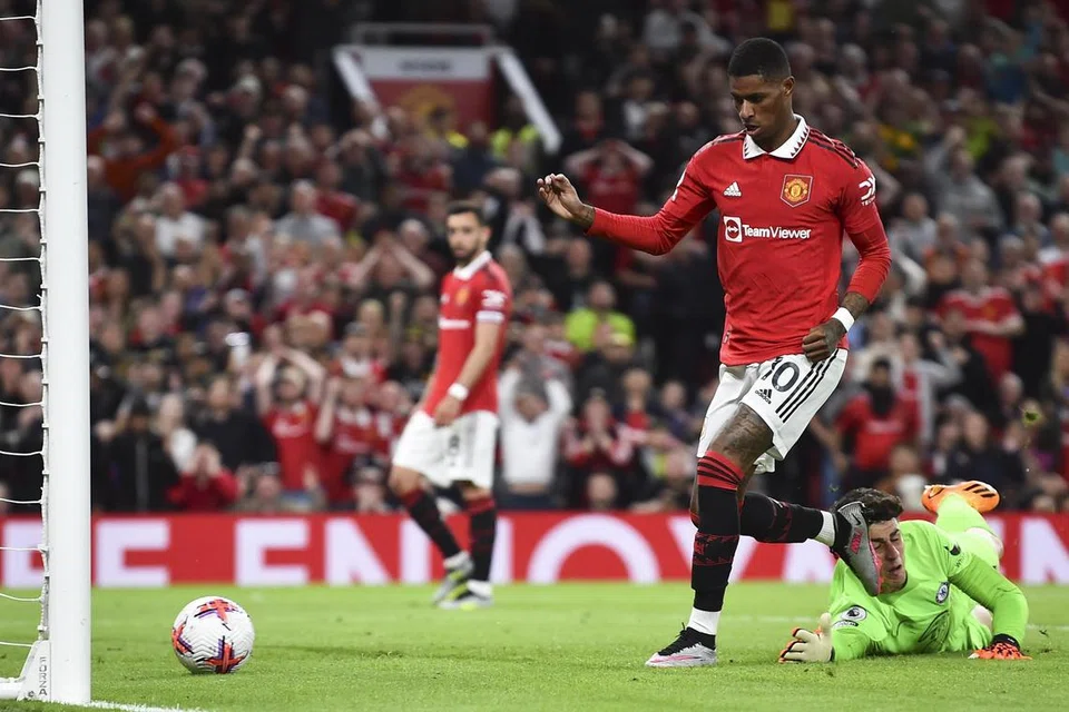 JARING GOL: Marcus Rashford menjaringkan gol keempat Manchester United dalam perlawanan menentang Chelsea.