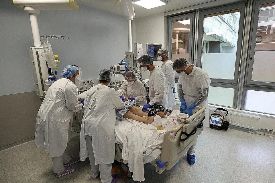 KES ICU BERTAMBAH: Kementerian kesihatan Perancis kelmarin melaporkan bilangan pesakit Covid-19 di unit jagaan rapi (ICU) meningkat sebanyak 61 kepada 3,913 orang, selepas mendatar selama empat hari. - Foto REUTERS