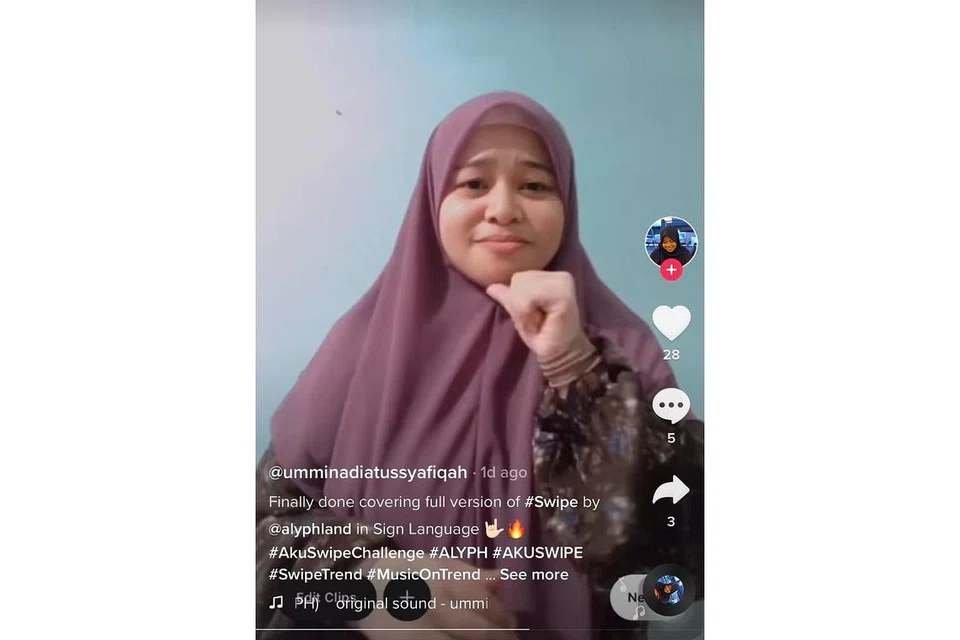 SENTUH JIWA: Bahasa isyarat yang menggambarkan isi cerita lagu 'Swipe' antara video yang dirasakan Alyph cukup indah.