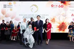 Cik Namira Mohamad Marsudi (berkerusi roda kerana baru menjalani pembedahan), menerima pingat bagi kategori ‘Dewasa Cemerlang’ dalam Anugerah Wira Senyap Singapura ke-11 daripada Menteri Kesihatan, Encik Ong Ye Kung, di majlis yang berlangsung di Hotel Shangri-La pada 7 September.