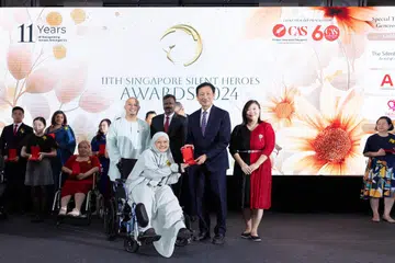 Cik Namira Mohamad Marsudi (berkerusi roda kerana baru menjalani pembedahan), menerima pingat bagi kategori ‘Dewasa Cemerlang’ dalam Anugerah Wira Senyap Singapura ke-11 daripada Menteri Kesihatan, Encik Ong Ye Kung, di majlis yang berlangsung di Hotel Shangri-La pada 7 September.