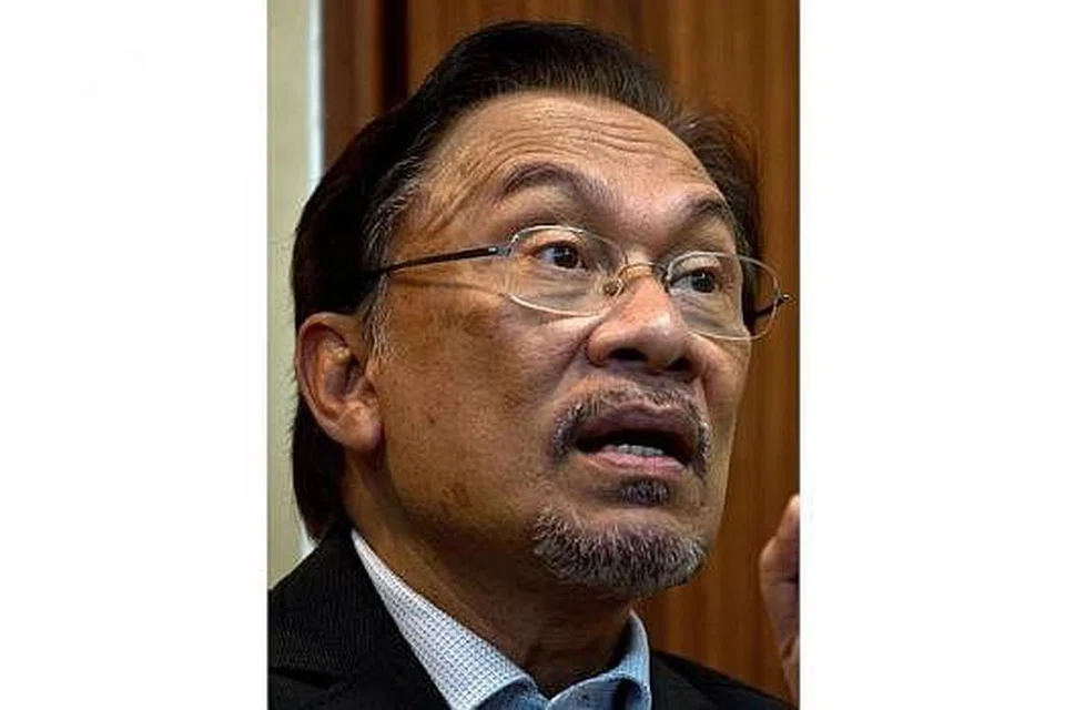 DATUK SERI ANWAR: Rakyat tanggng beban kenaikan harga barang dan pelaksanaan Cukai Barangan dan Perkhidmatan (GST)BN. - Foto fail
