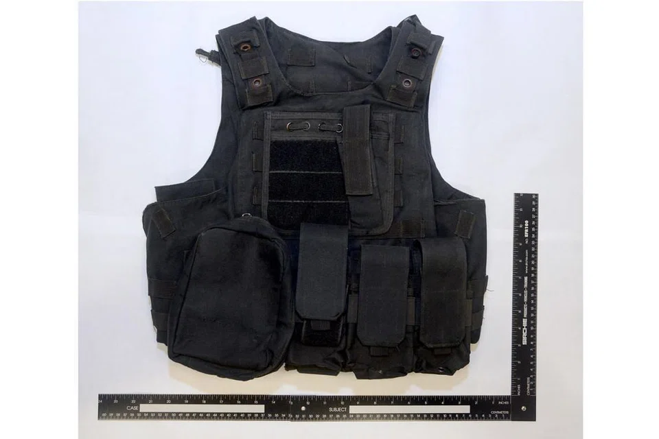 PERANCANGAN RAPI: Remaja 16 tahun yang ditahan di bawah ISA antara lain telah membeli ves taktikal (atas) serta berniat membeli sejenis parang menerusi laman Carousell sebagai persiapan untuk melancarkan serangan pengganas di dua masjid di sini. - Foto ISD