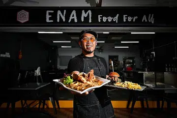 TERUJA DENGAN PERANAN BARU: Sebagai antara kakitangan pengasas restoran makanan barat dan fusion Enam yang baru beroperasi dua minggu lalu, penyanyi Kai Nizam seronok timba ilmu niaga yang membuatnya tiada masa memikirkan tentang episod sedih dalam hidupnya. - Foto BH oleh LIM YAOHUI