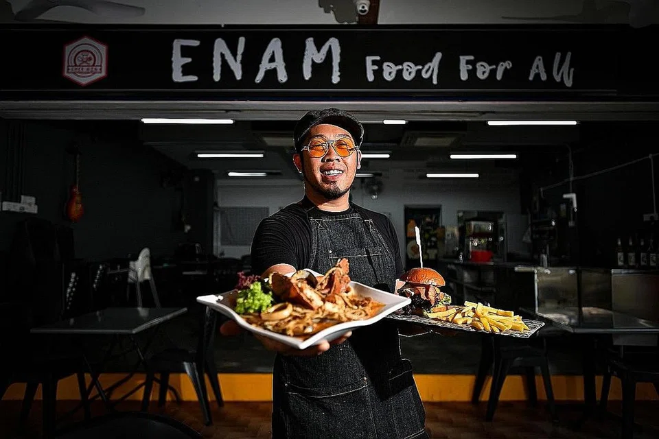 TERUJA DENGAN PERANAN BARU: Sebagai antara kakitangan pengasas restoran makanan barat dan fusion Enam yang baru beroperasi dua minggu lalu, penyanyi Kai Nizam seronok timba ilmu niaga yang membuatnya tiada masa memikirkan tentang episod sedih dalam hidupnya. - Foto BH oleh LIM YAOHUI
