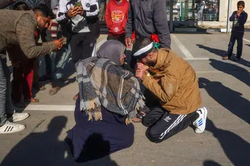 Penduduk Palestin yang dipenjarakan oleh Israel disambut oleh keluarga dan rakan-rakan setibanya di Hospital Eropah di Khan Younis, Selatan Gaza, untuk pemeriksaan pada 1 Februari. Ia berikutan pembebasan mereka dalam pertukaran tebusan yang berterusan sebagai sebahagian perjanjian gencatan senjata untuk Gaza yang dipersetujui oleh Israel dan pergerakan Hamas.