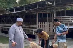 Pada awal Mei, Ustaz Mohamed Firdaus Masruhen (kiri), berada di Indonesia untuk memeriksa kesihatan kambing yang bakal disembelih pada Aidiladha Jun ini. 
